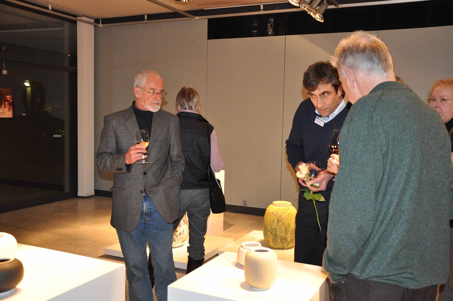 Guido Sengle (2.v.r.) im Gespräch mit Besuchern der Ausstellungseröffnung
