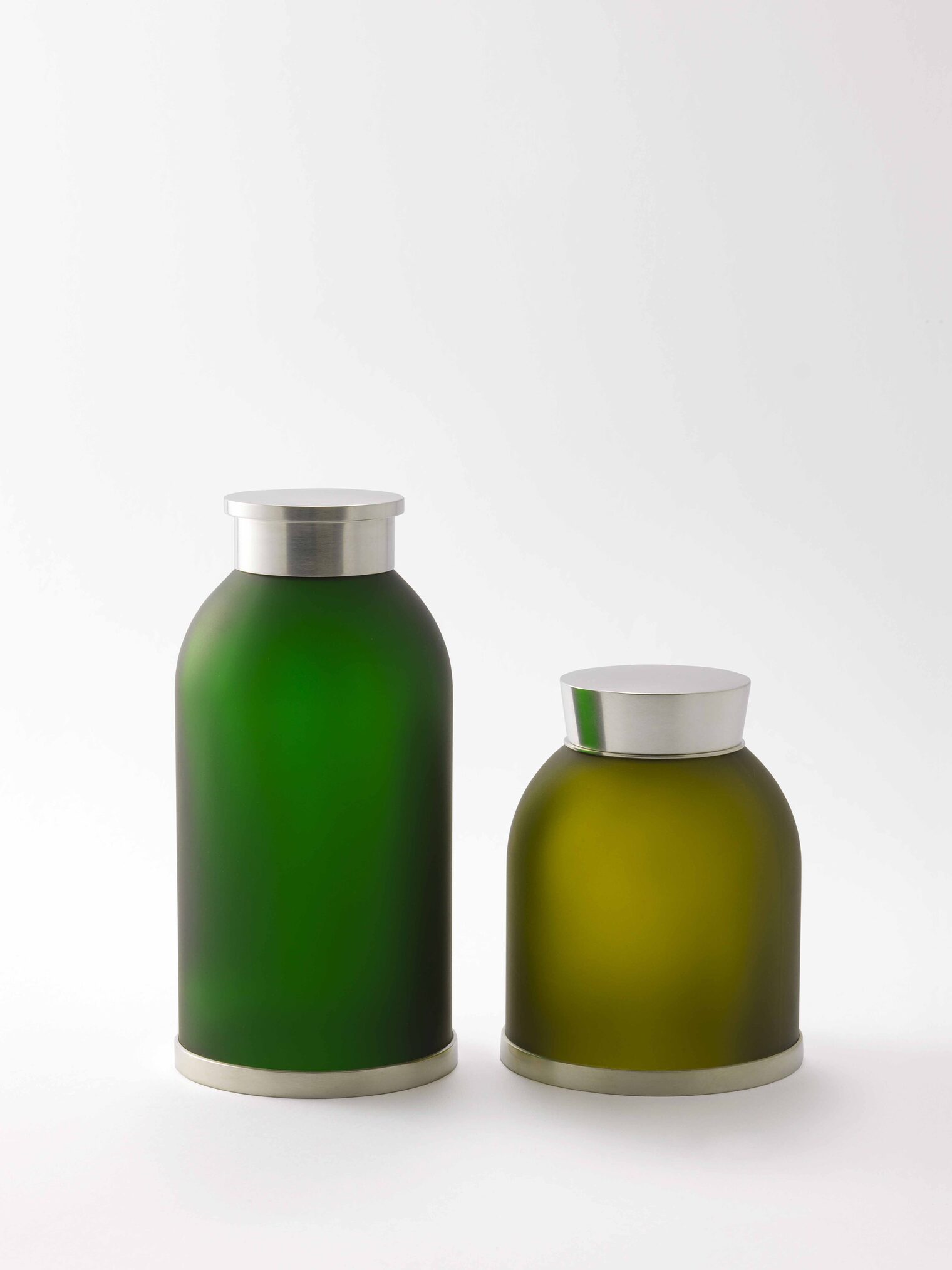 Kerstin Becker: Behältnisse, Segmente von Weinflaschen mit Deckeln und Boden aus Silber
