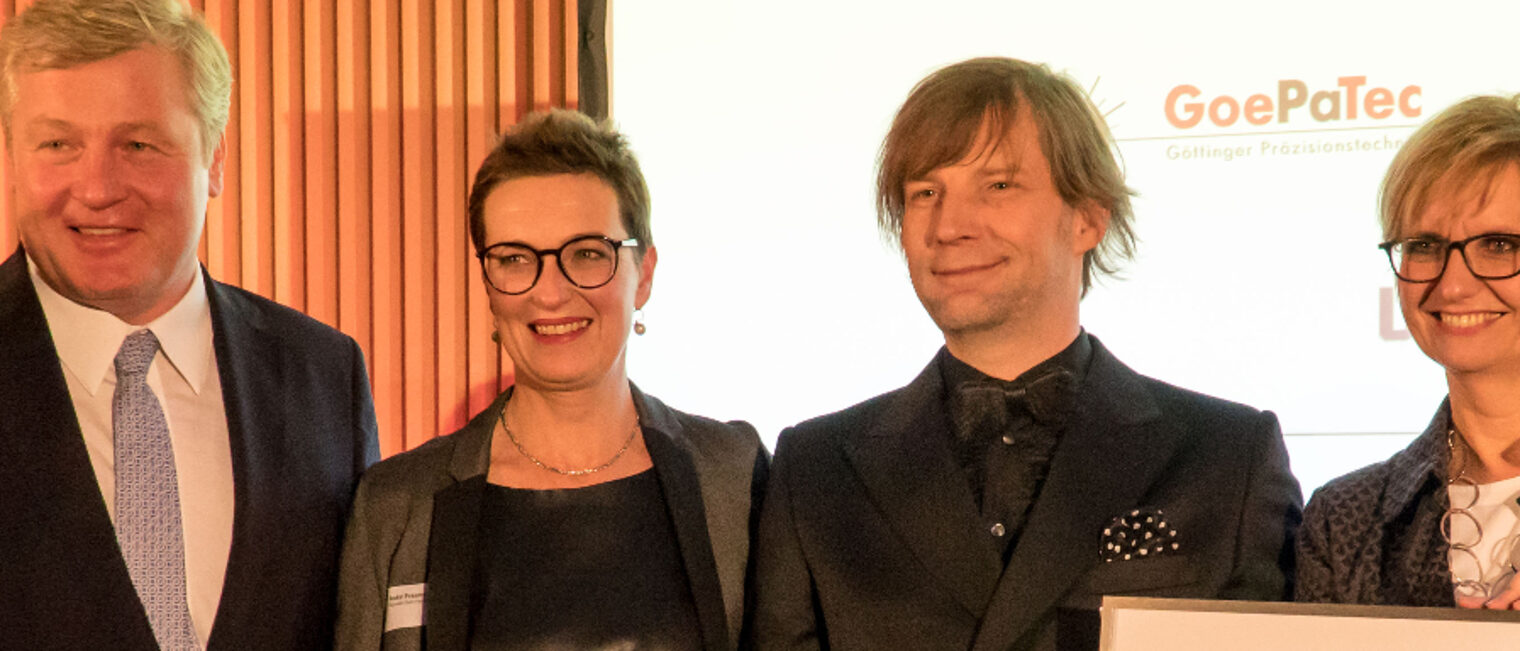 Im Jahr 2017 wurde die Tischlerei Freund von Wirtschaftsminister Bernd Althusmann ausgezeichnet. Anke und Wilhelm Freund (m.) freuen sich mit Hildegard Sander.
