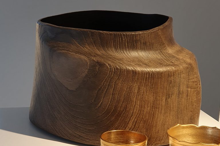 Holzgefäß von Konrad Koppold und goldene Porzellangefäße von Denise Stangier-Remmert 