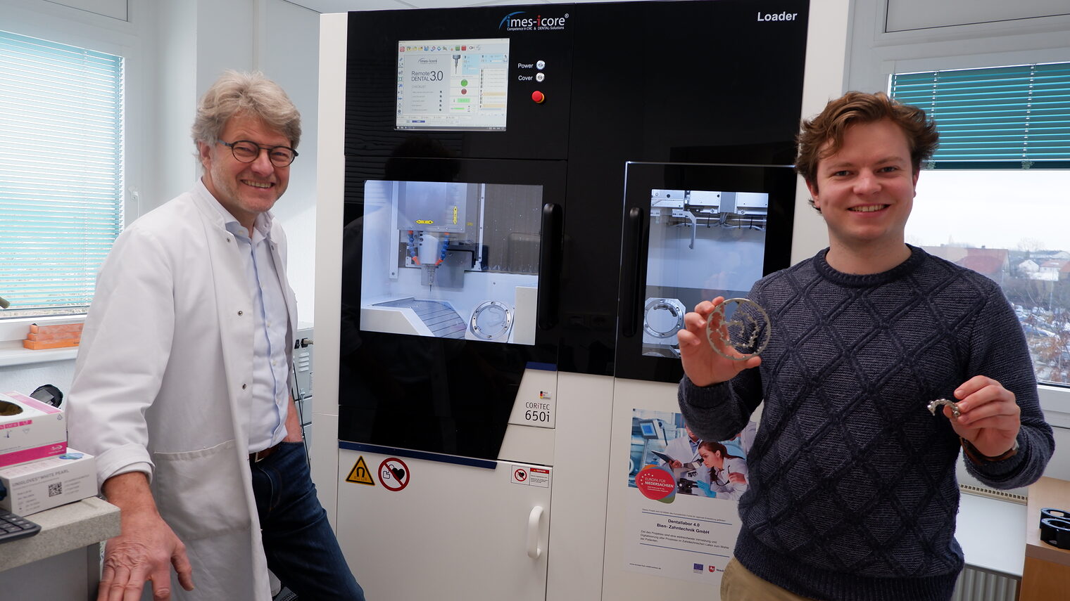 Volker und Julian Bien an der neuen CNC-Fräse.
