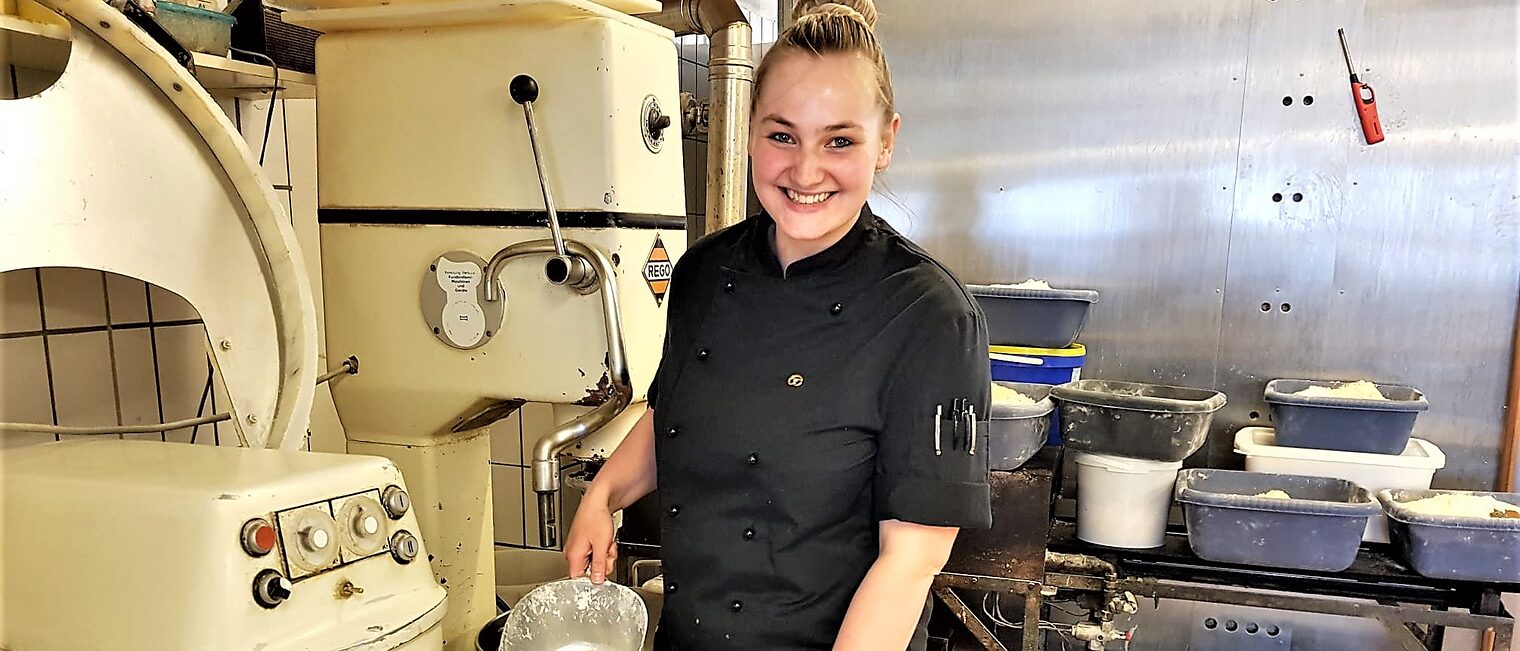 Hat ihr triales Studium erfolgreich abgeschlossen: Bäckerin Tessa Beneke in der Backstube.