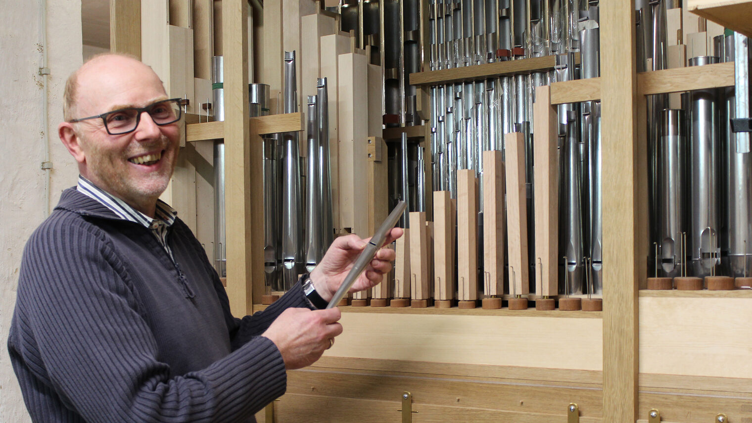 Orgelbauer Jörg Bente freut sich, dass die neue Orgel so gut wie fertig ist.