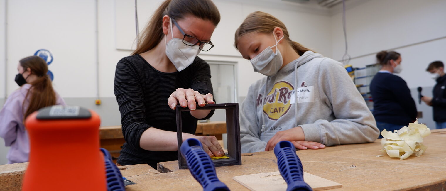 Mädchen erkunden gewerblich-technische Berufe auf dem Campus Handwerk.