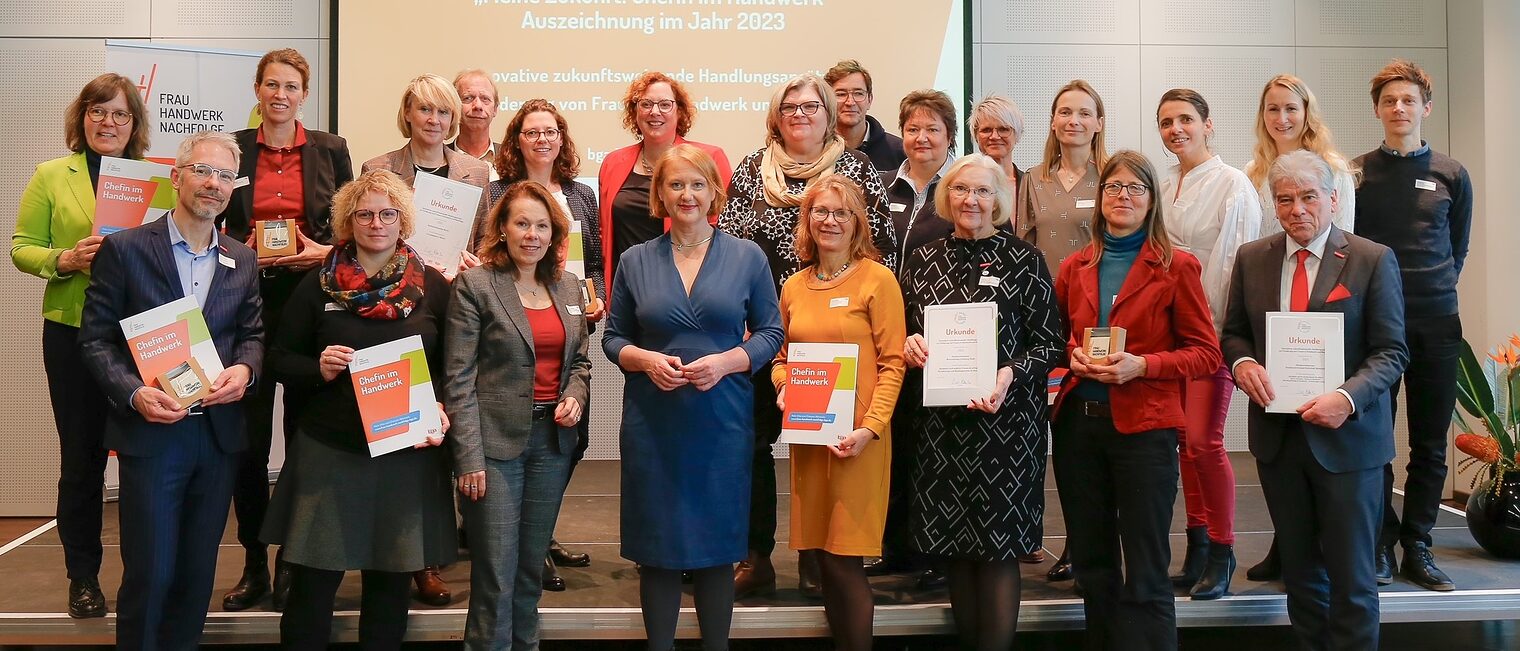 14 Handwerkskammern wurden von Bundesfamilienministerin Lisa Paus ausgezeichnet für ihr Engagement mehr Frauen als Betriebsnachfolgerinnen zu gewinnen.