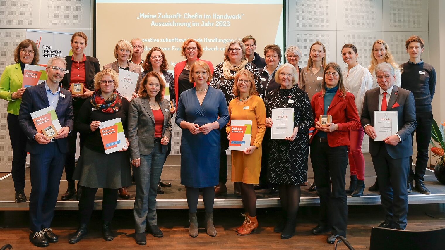14 Handwerkskammern wurden von Bundesfamilienministerin Lisa Paus ausgezeichnet für ihr Engagement mehr Frauen als Betriebsnachfolgerinnen zu gewinnen.