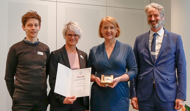 Auszeichnung für Förderung von Frauen als Betriebsübernehmerinnen bekam die Handwerkskammer Hannover von Bundesfamilienministerin Lisa Paus.