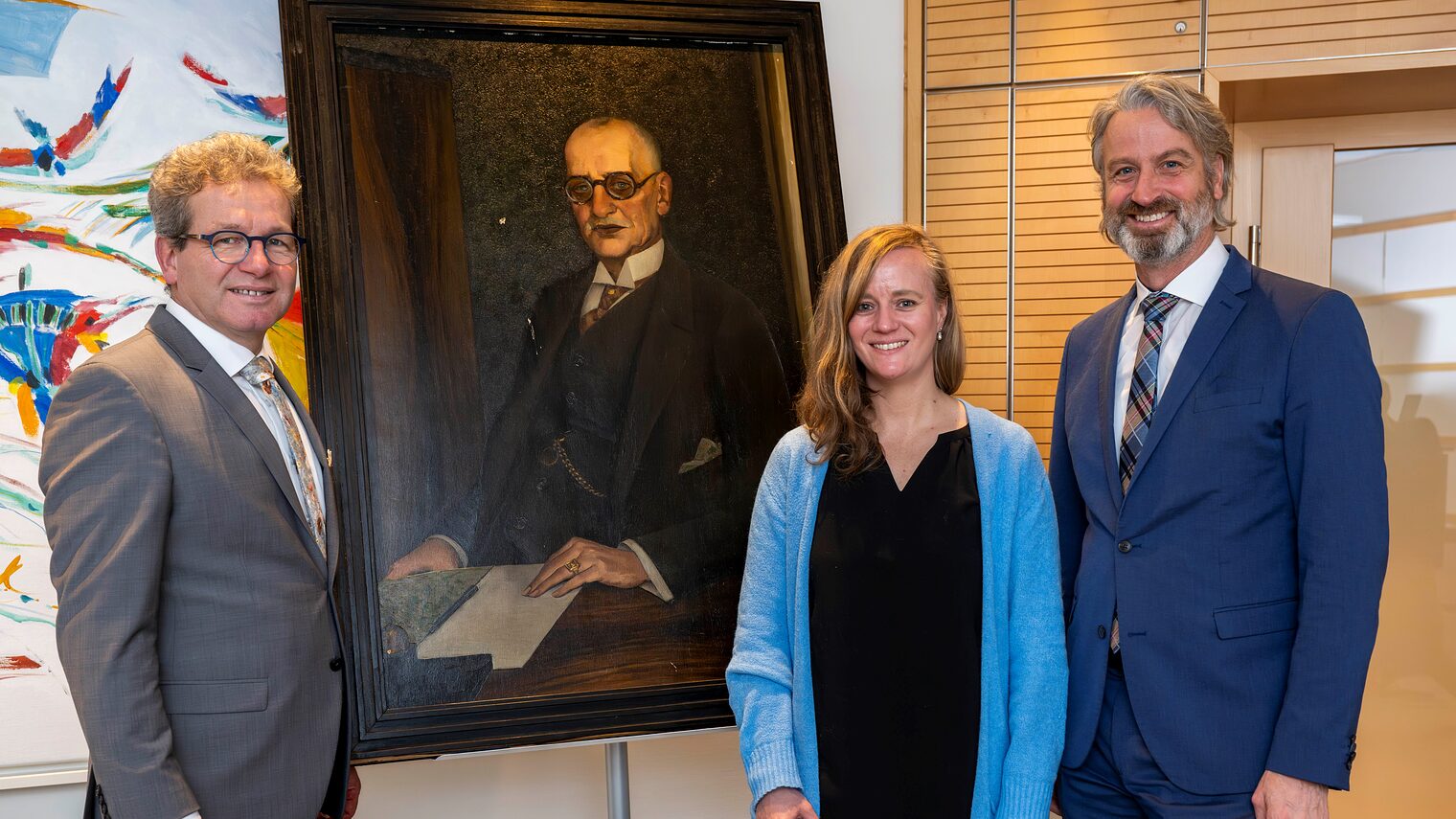 Thomas Gehre (l.) und Peter Karst (r.) übergaben das Portrait des ersten Kammerpräsidenten an Museumsdirektorin Anne Gemeinhardt. 