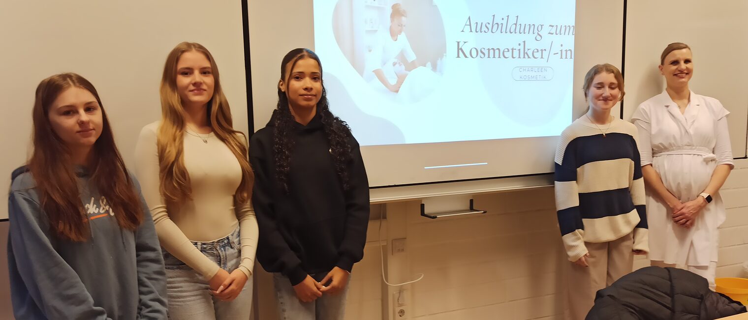 Kosmetikermeisterin Charleen Diekhoff nahm die Ideen der Schülerinnen der Elswa-Brandström-Schule begeistert entgegen. 