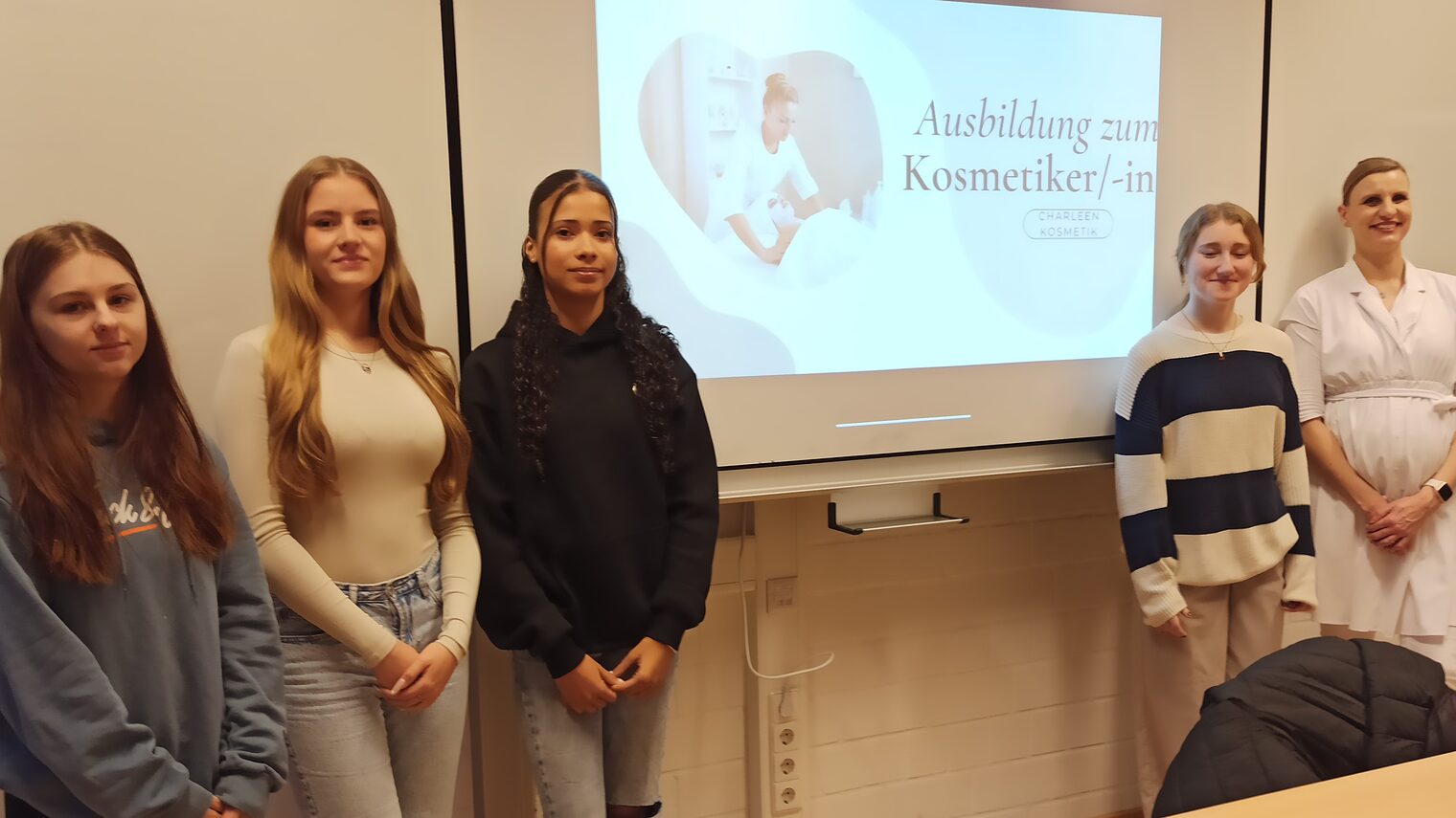 Kosmetikermeisterin Charleen Diekhoff nahm die Ideen der Schülerinnen der Elswa-Brandström-Schule begeistert entgegen. 