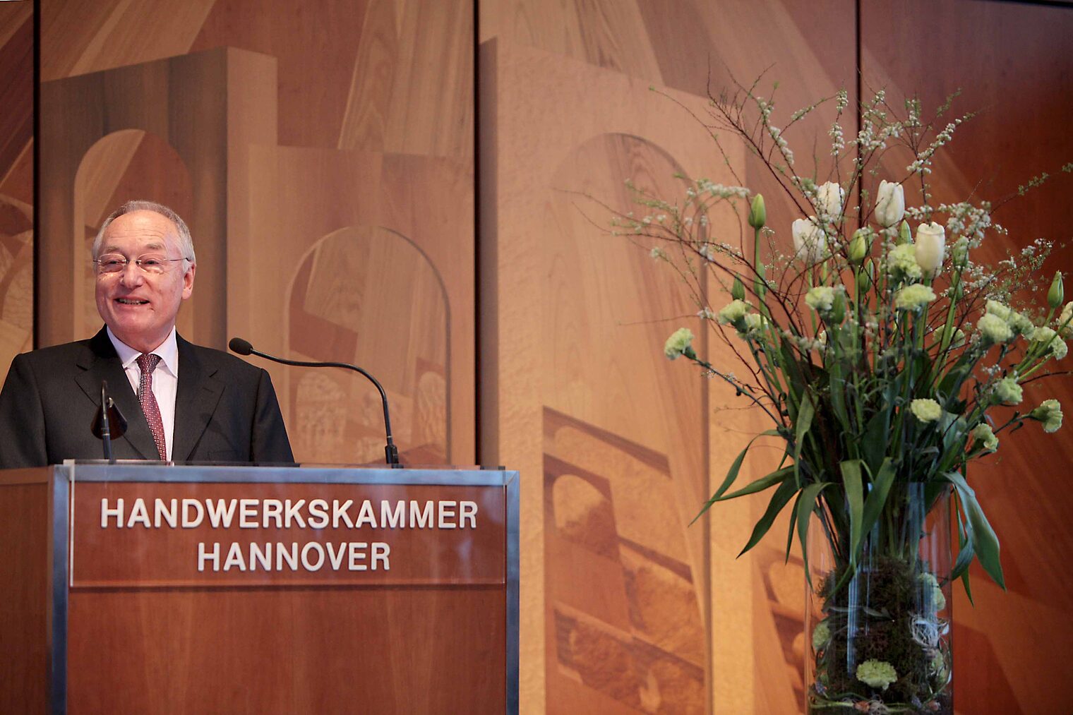 Handwerkskammerpräsident Walter Heitmüller begrüßt die Gäste