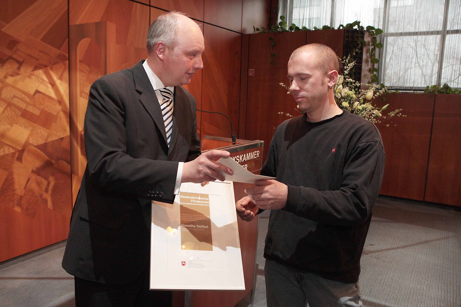Minister Jörg Bode vergibt den Nieders. Förderpreis für das gestaltende Handwerk 2010 an den Metallbaumeister und Gestalter im Handwerk Hiawatha Seiffert.