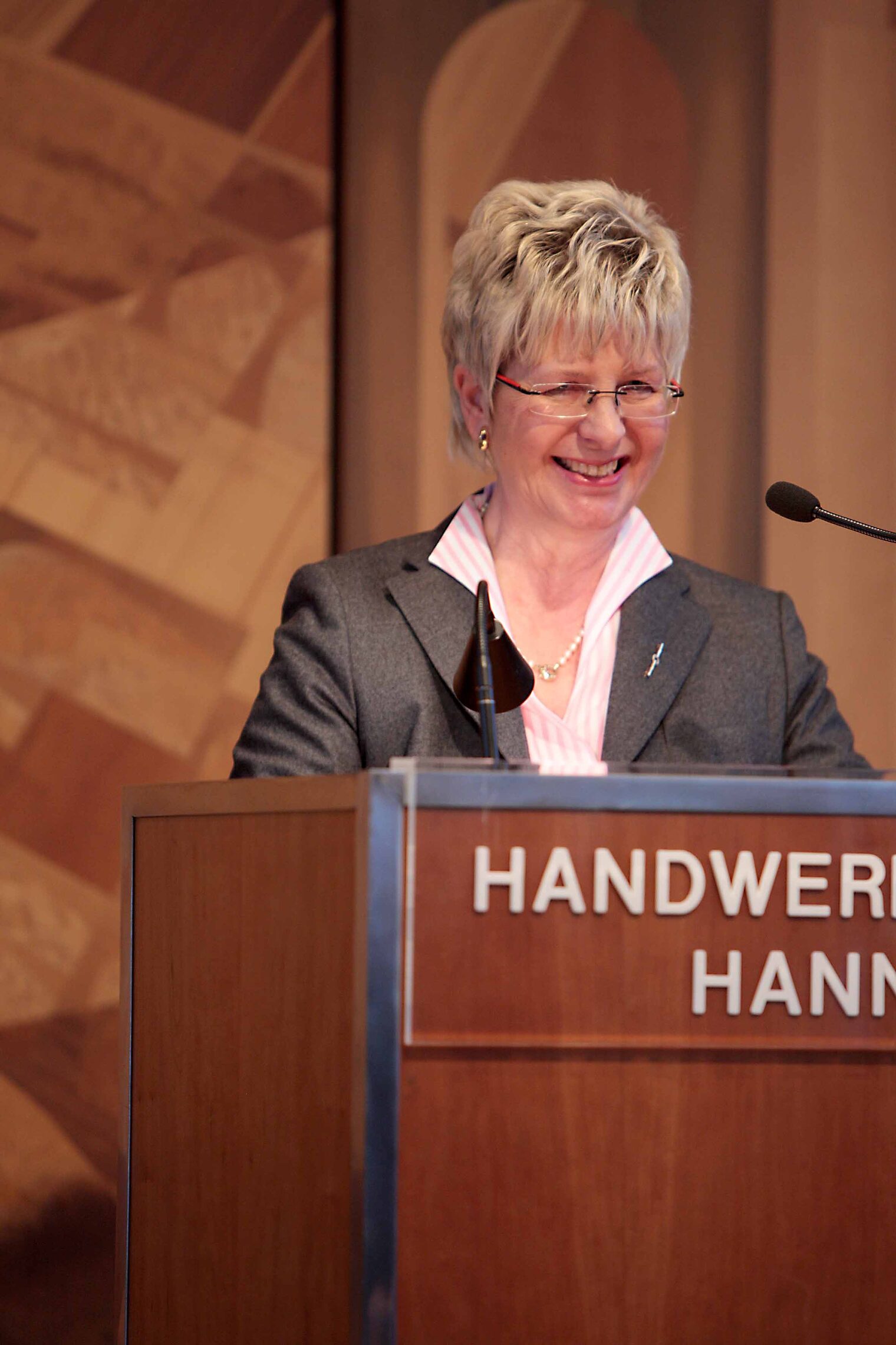Die Vorsitzende der Werkakademie für Gestaltung und Design im Handwerk Niedersachsen e.V., Jutta Schwarzer, betont in ihrem Grußwort die Bedeutung von guter Produktgestaltung.