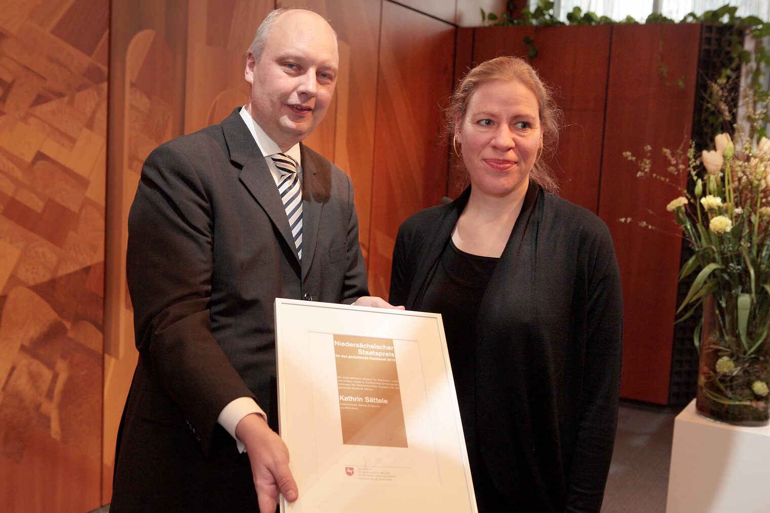 Wirtschaftsminister Jörg Bode überreicht der frischgebackenen Staatspreisträgerin 2010 Kathrin Sättele Urkunde und Scheck.