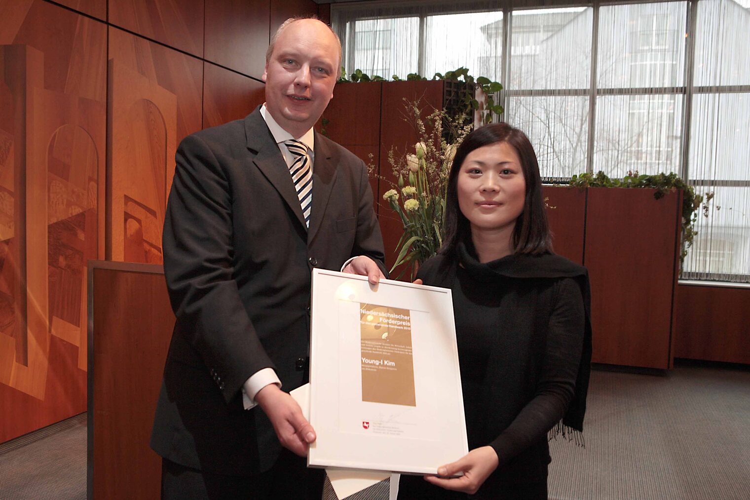 Der zweite Förderpreis für das gestaltende Handwerk 2010 ging an die gebürtige Koreanerin Young-I Kim, die 2009 an der HAWK Hildesheim ihr Studium zur Diplom-Designerin absolvierte.