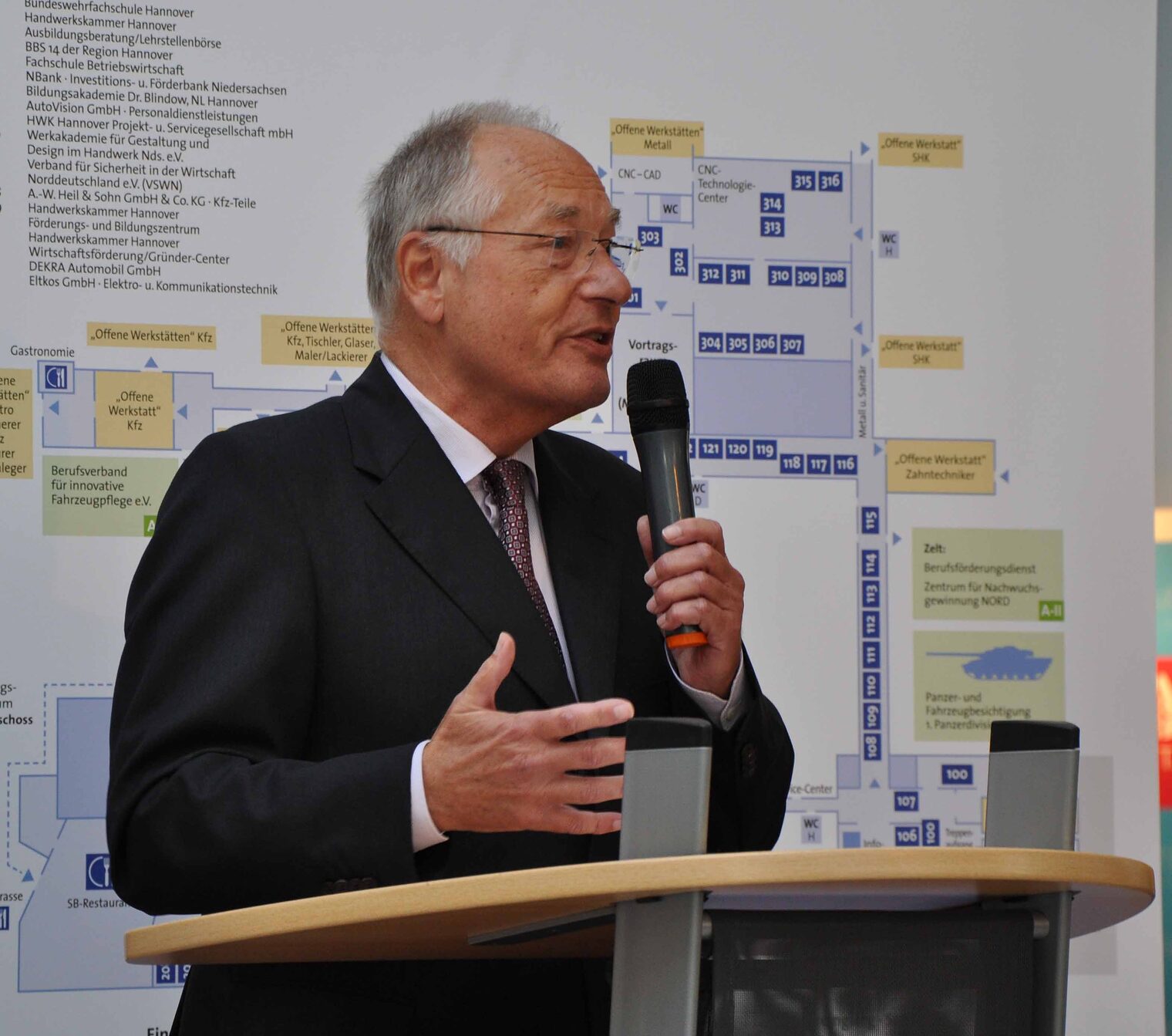 Präsident Walter Heitmüller eröffnet die Job- und Weiterbildungsbörse 2010