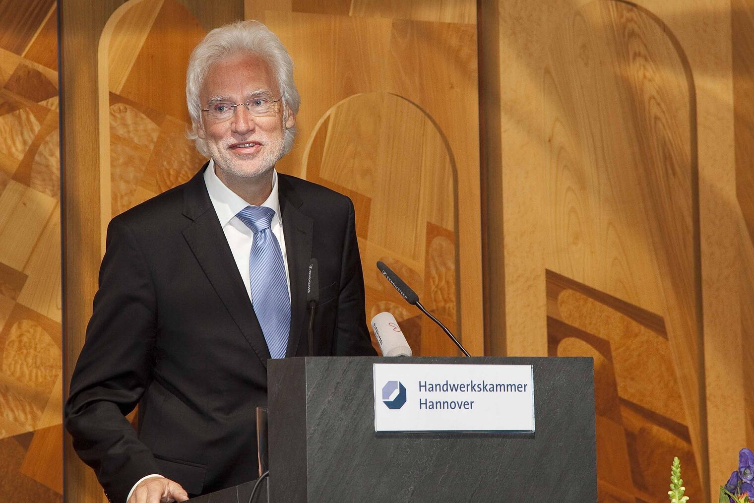 Bürgermeister Bernd Strauch überbrachte die Grüße und Glückwünsche der Landeshauptstadt Hannover