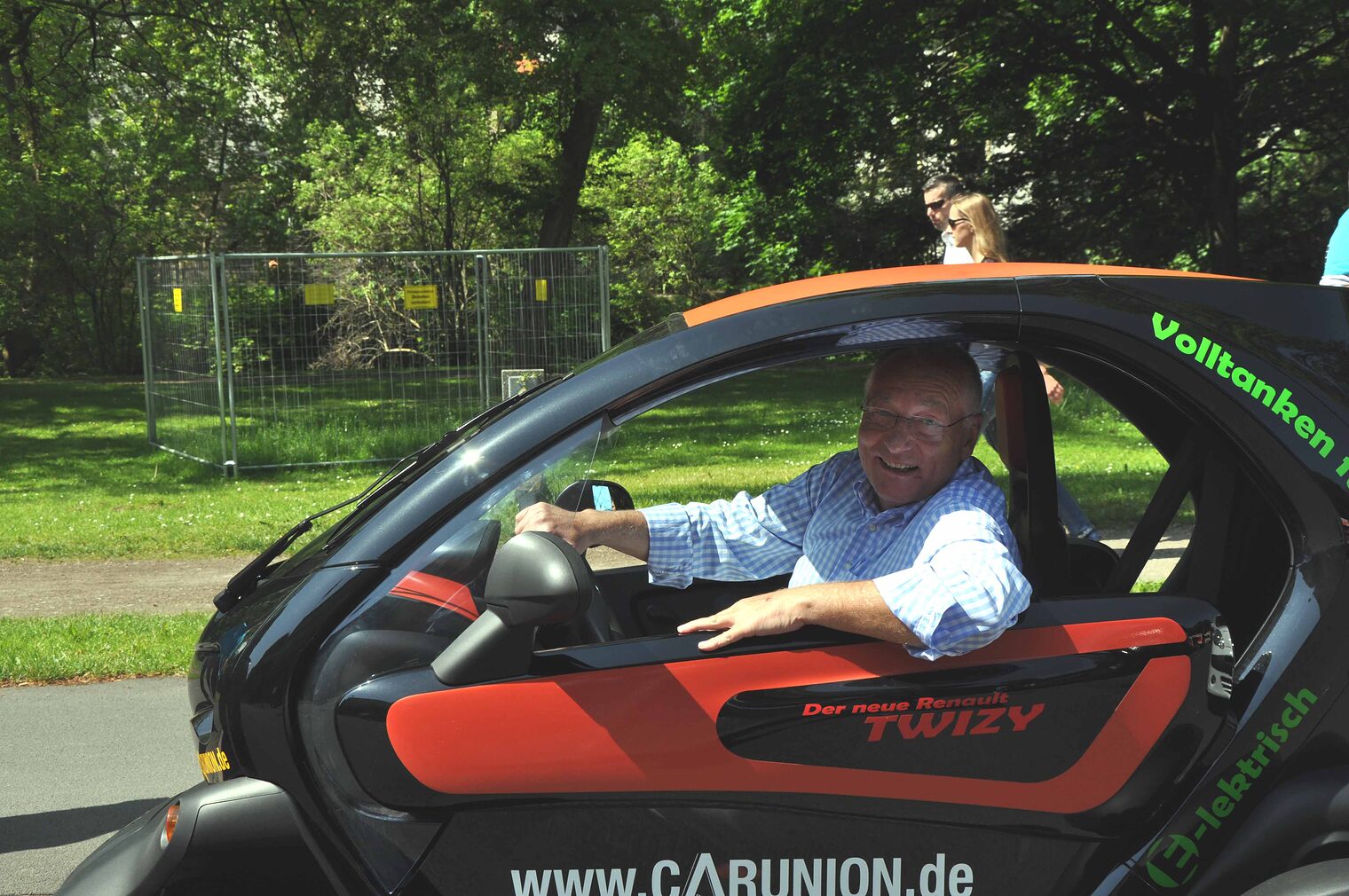 Besonders begehrt waren die Probefahrten im Renault Twizy. Hier testet der Kammerpräsident das Funcar.