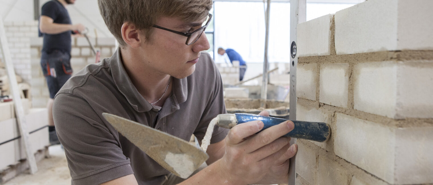 140618 FBZ-120_web, maurer, fbz, azubi, mauer, ausbildung, auszubildender, jungendlicher, bauwirtschaft, bau 