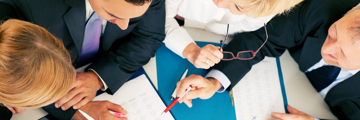 gruendung Fotolia_20014374_XL, besprechung,grpndung, zahlen, daten, gespraech, gespräch, sitzung, team, vertrag, diskutieren, beratung