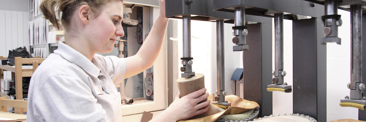 orthopädieschuhmacher, werkstatt, frau, maedchen, mädchen, werkstatt, ausbildung, berufseinsteiger,