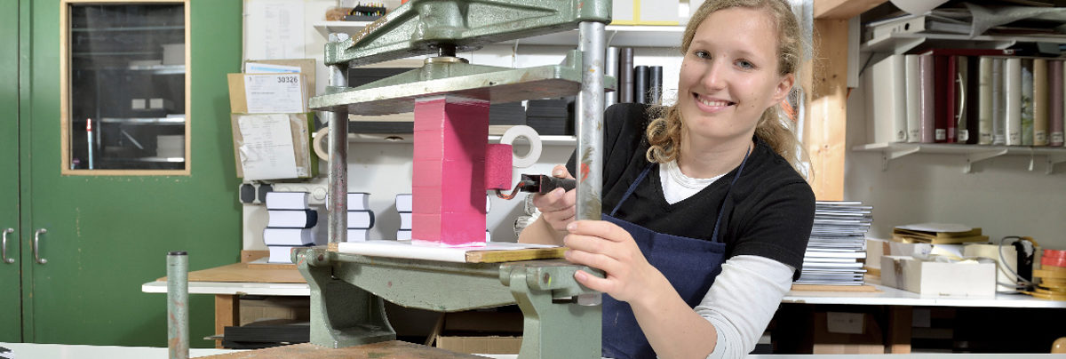 Buchbinderin in der Werkstatt.