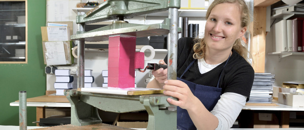 Buchbinderin in der Werkstatt. buchbinder, ausbildung, handwerkerin, frau,