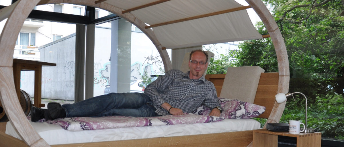 Bastian Hempel mit seinem Meisterstück "Himmelbett aus Eiche". DSC_0036_3zu1, tischlermeisterstücke, ausstellung formvollendet, 2016, meister, bett, holz,