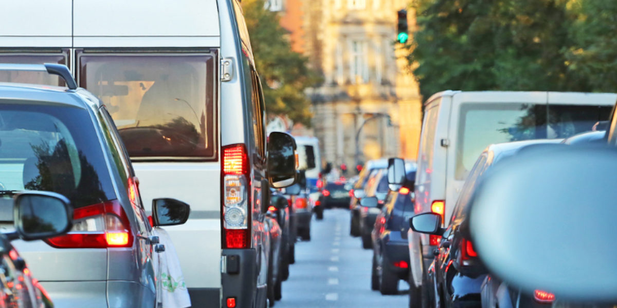 Fotolia_56652702_M_3zu1, blaue plakette, feinstaub, stau, autos, abgase, innenstadt