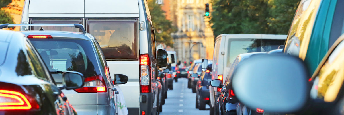 Fotolia_56652702_M_3zu1, blaue plakette, feinstaub, stau, autos, abgase, innenstadt