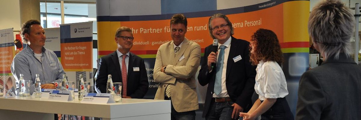 V.l.n.r.: Karsten Müller (Müller&Weißling GmbH), Alfred Schiller (DentalTheke UG), Jens Diedrich (IZN), Hermann Strathmann (Erich UHE GmbH), Gebkea Nieter (Tischlerei ARTfischer GmbH) und Katja Mikus von der Handwerkskammer Hannover, die die Veranstaltung moderierte.