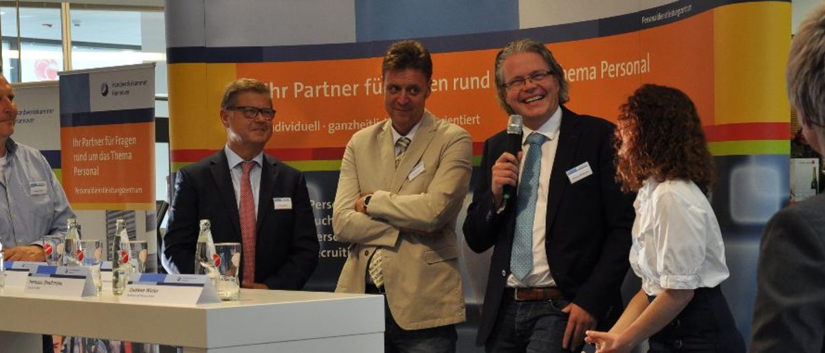 V.l.n.r.: Karsten Müller (Müller&Weißling GmbH), Alfred Schiller (DentalTheke UG), Jens Diedrich (IZN), Hermann Strathmann (Erich UHE GmbH), Gebkea Nieter (Tischlerei ARTfischer GmbH) und Katja Mikus von der Handwerkskammer Hannover, die die Veranstaltung moderierte. DSC_0095_3zu1, fachkräfteforum 2016 voll digital, digitalisierung