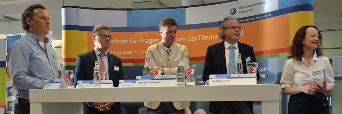 V.l.n.r.: Karsten Müller (Müller&Weißling GmbH), Alfred Schiller (DentalTheke UG), Jens Diedrich (IZN), Hermann Strathmann (Erich UHE GmbH), Gebkea Nieter (Tischlerei ARTfischer GmbH) DSC_0069_3zu1, digitalisierung, fachkräfteforum, 2016, podium, voll digital, handwerk 4.0