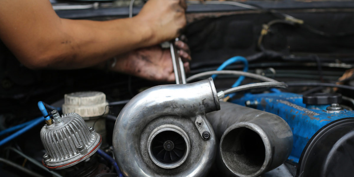 turbolader_Fotolia_122989770_S_klein, kfz, motor, hände, auto, mechatroniker,