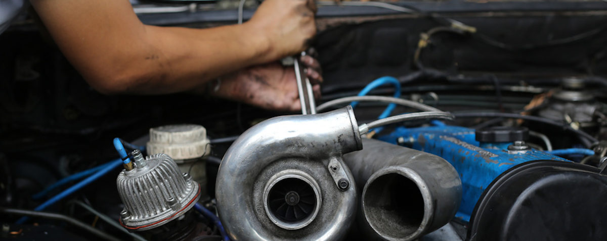 turbolader_Fotolia_122989770_S_klein, kfz, motor, hände, auto, mechatroniker,
