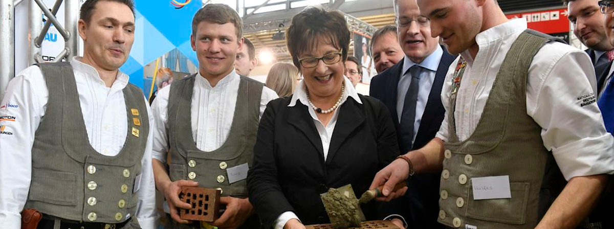 Bundeswirtschaftsministerin Brigitte Zypries auf dem Messerundgang auf der IHM 2017