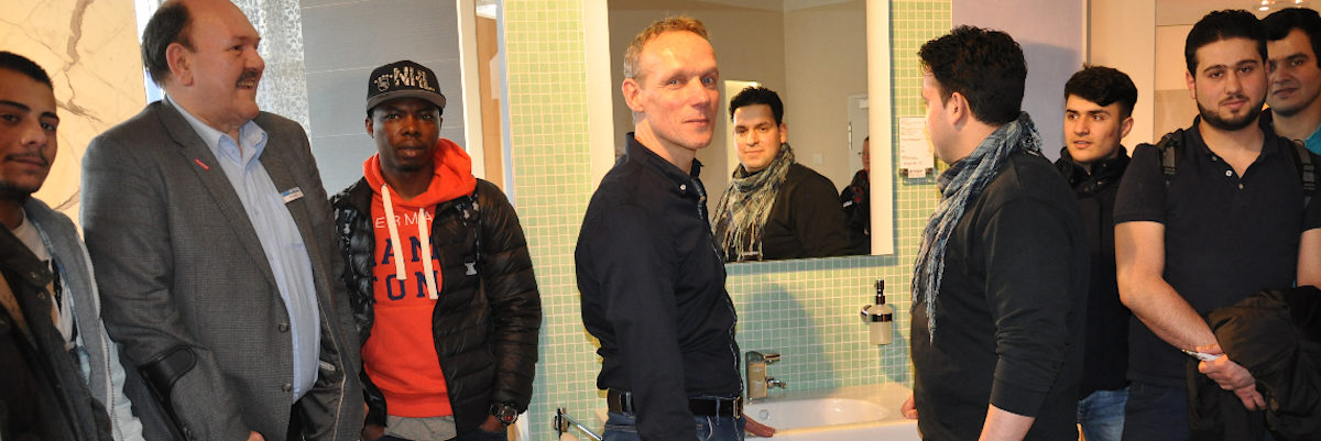 Ralf Dolgner und Habib Rassoly (5.u.4.v.r.) führen durch den Schauraum in Mellendorf.