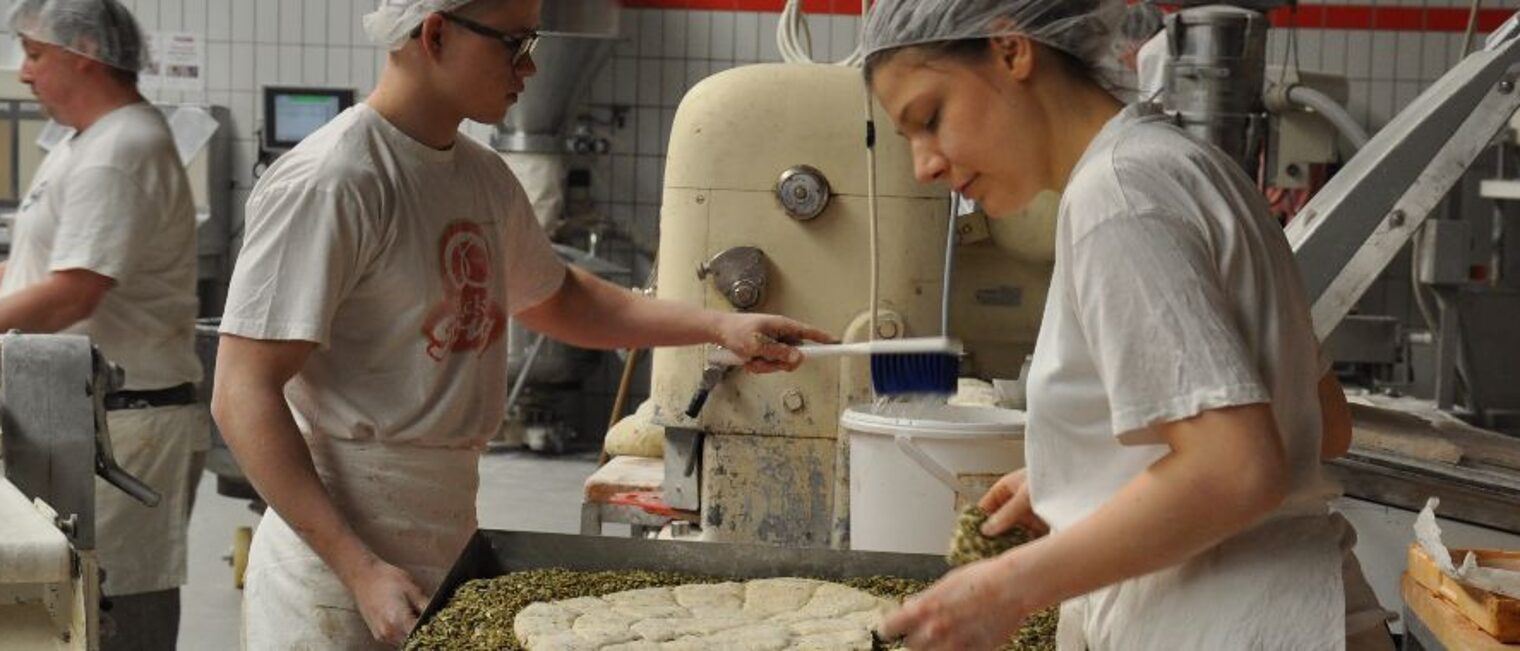 Anne-Claire Poupon (re) und Louis Hamel in der Produktionshalle der Bäckerei Göing.