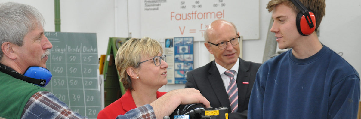 Ministerin Frauke Heiligenstadt mit Kammerpräsident Karl-Wilhelm Steinmann in der Tischlerwerkstatt auf dem Campus Handwerk.
