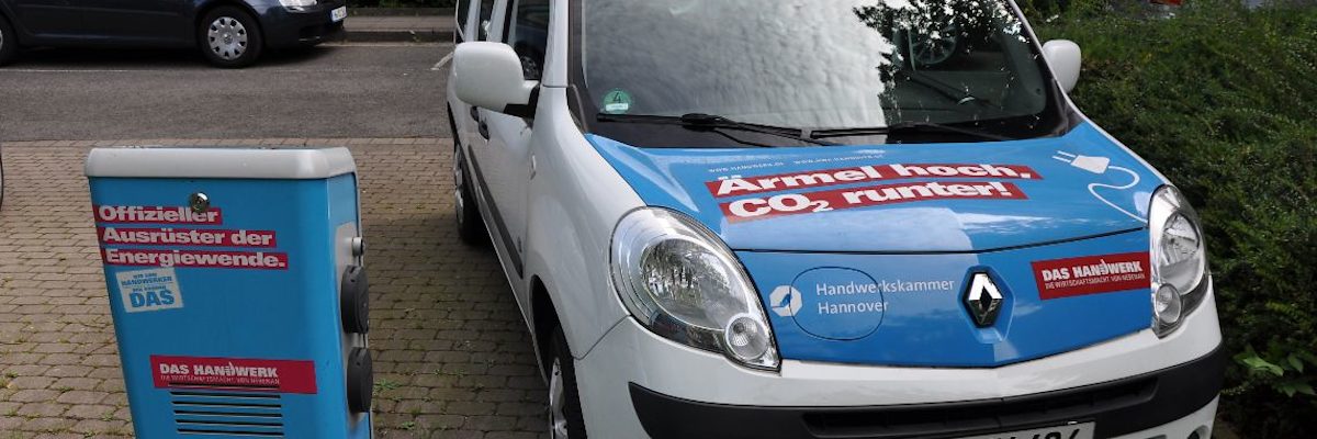 elektromobilität elektromobil, mobilitaet, kammerauto, energie, strom, elektro, steckdose, aufladen, ladesäule, ladesaeule
