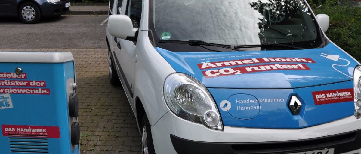 elektromobilität elektromobil, mobilitaet, kammerauto, energie, strom, elektro, steckdose, aufladen, ladesäule, ladesaeule