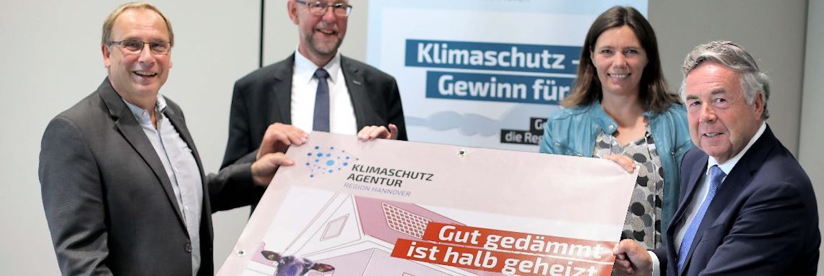 Das gemeinsame Angebot kommt an: Udo Sahling, Klimaschutzagentur, Prof. Dr. Axel Priebs, Umweltdezernent der Region Hannover und Jans-Paul Ernsting, Handwerkskammer Hannover freuen sich mit Susanne Thoms über 10.000 Energieberatungen für Hausbesitzer.