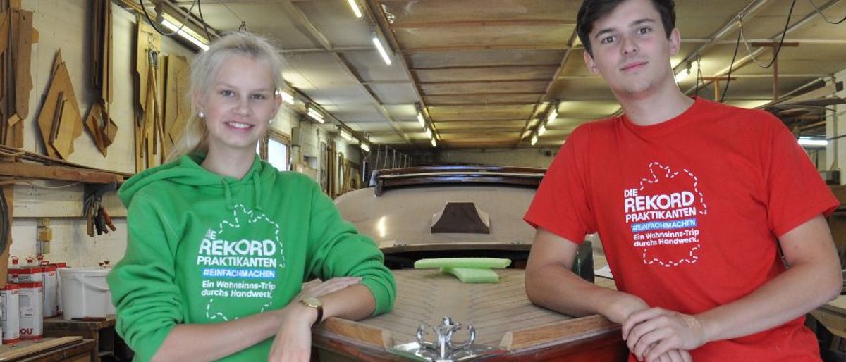 Die Rekordpraktikanten Charly und Marvin in der Bootswerft Bopp & Dietrich am Steinhuder Meer. Die Rekordpraktikanten, charly und Marvin, Imagekampagne, bootsbauer, bopp und dietrich