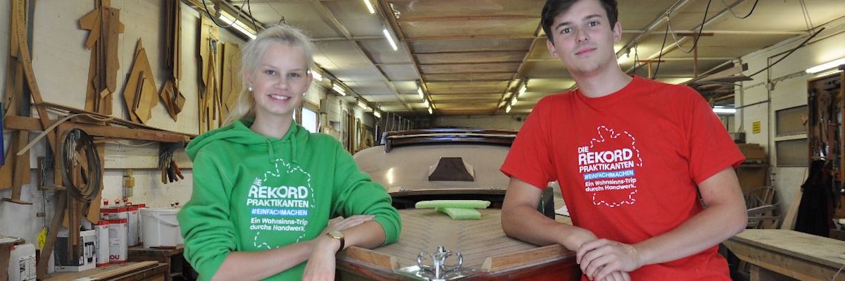 Die Rekordpraktikanten Charly und Marvin in der Bootswerft Bopp & Dietrich am Steinhuder Meer.