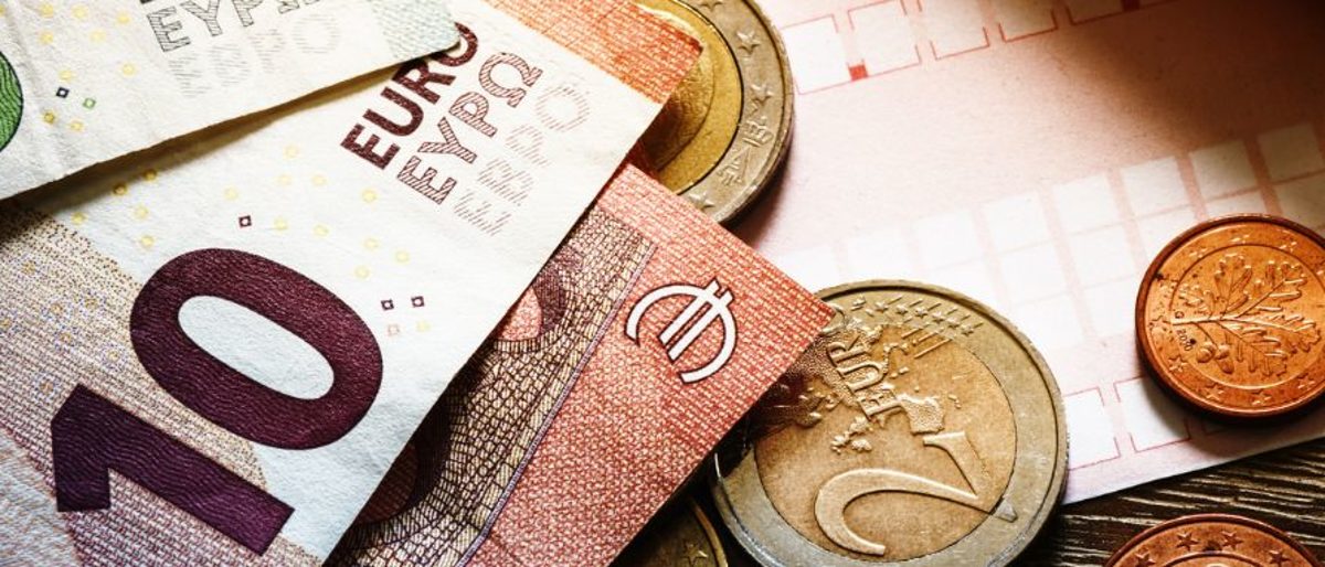 Grecaud Paul 145560195_M_3zu1, geld, steuer, finanzen, einkommen, lohn, euro scheine münzn, muenzen, gehalt,