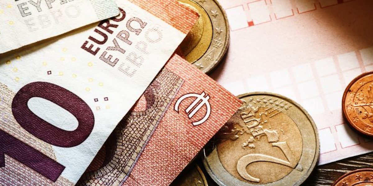 Grecaud Paul 145560195_M_3zu1, geld, steuer, finanzen, einkommen, lohn, euro scheine münzn, muenzen, gehalt,