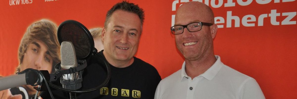 Glasermeister Christian Förster (re) im Radio Leinehertz Studio mit Moderator Dirk Heinrich (li).