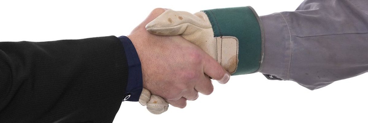 Mit dem Online-Pinboard kommen Schulen und Handwerksbetriebe zusammen. Fotolia_61961865_M_3zu1, hände, hand, handwerker, lehrer, kunde, pinboard, kontakte knüpfen, kontakt, geschäft geschaeft, hände schutteln haende schuetteln, handschuh, schule betrieb netzwerken Händedruck, haendedruck, schule-betrieb,