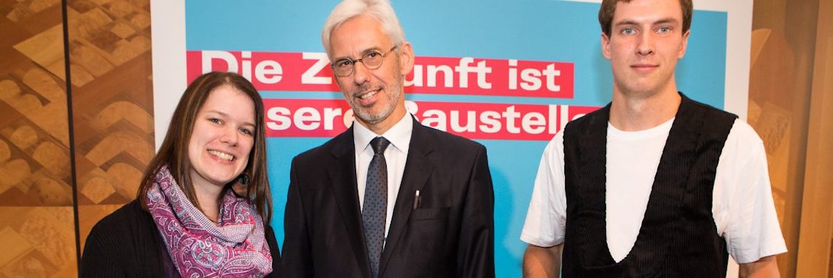 Tischlermeisterin Michele Christin Knerr, Prof. Dr. Berend Denkena und Zimmerer Erik Alexander Bart (v.l.n.r.)