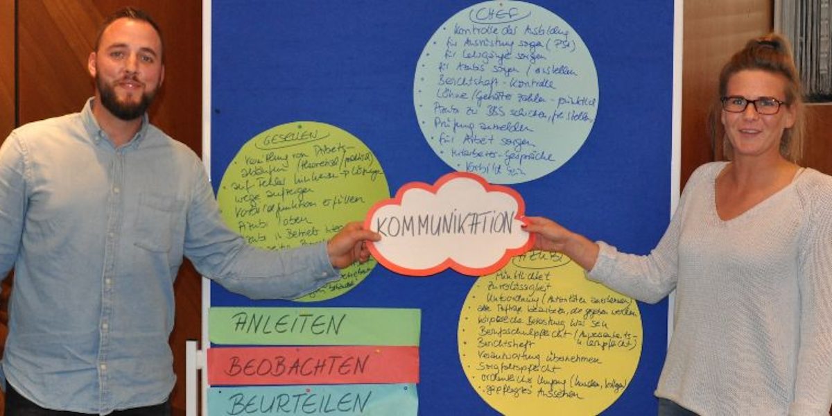 Elektromonteur Jan Dreier und Schilder- und Lichtreklameherstellerin Henriette Golletz setzen auf Kommunikation.